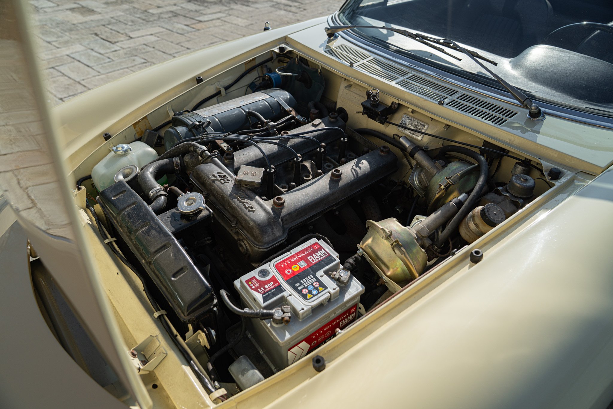 Alfa Romeo SPIDER 1750 VELOCE \"OSSO DI SEPPIA\" 
