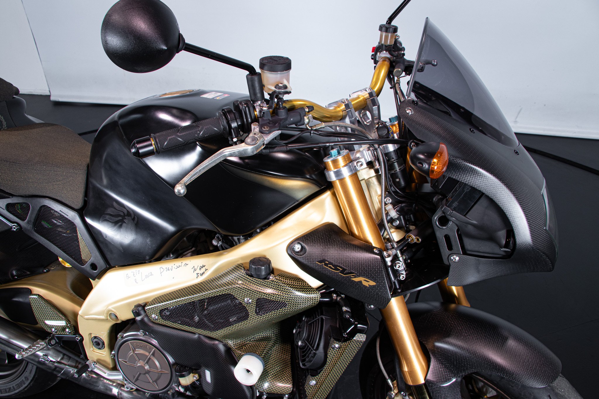 Aprilia RSV R 1000 TUONO 