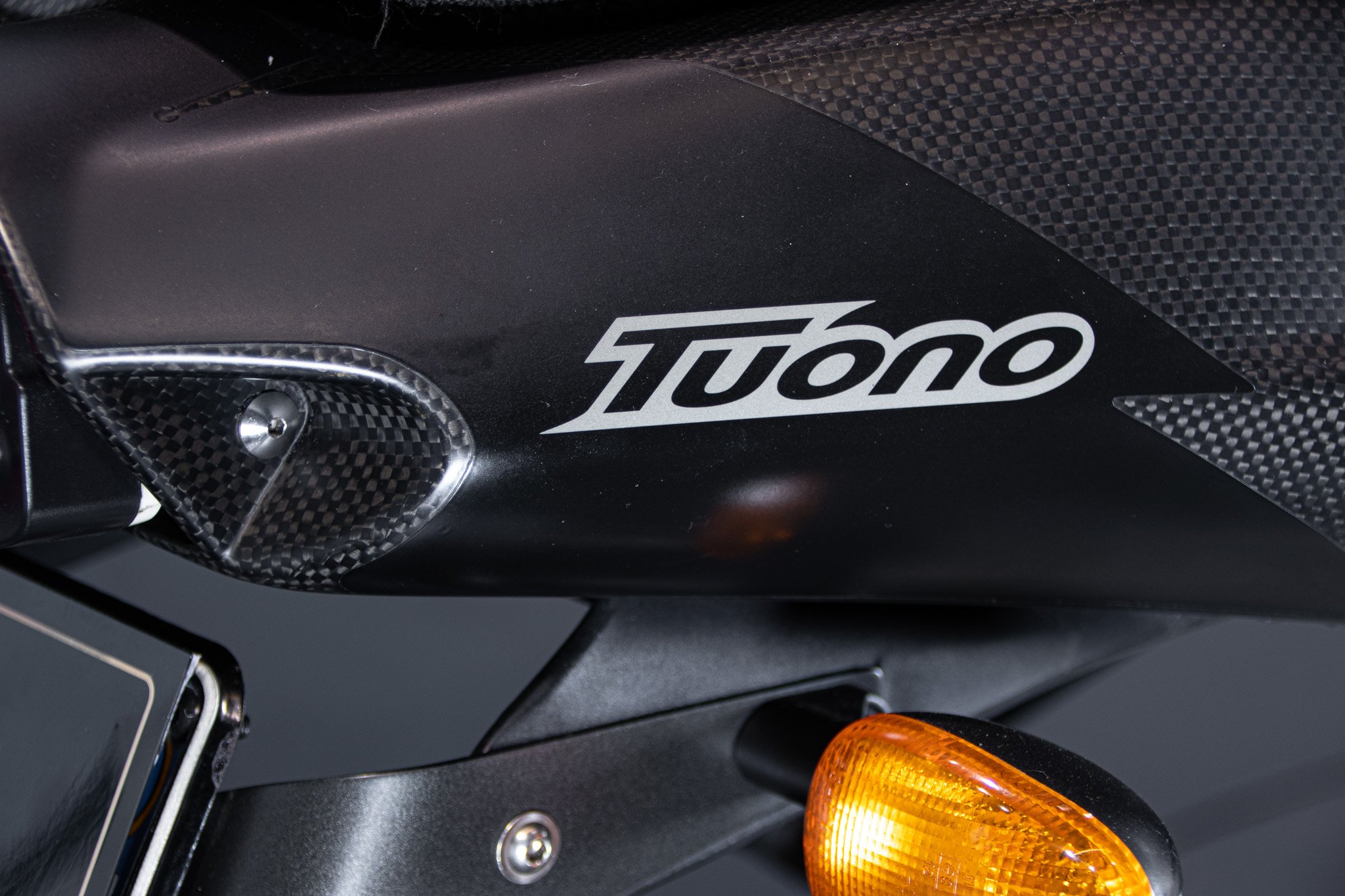 Aprilia RSV R 1000 TUONO 