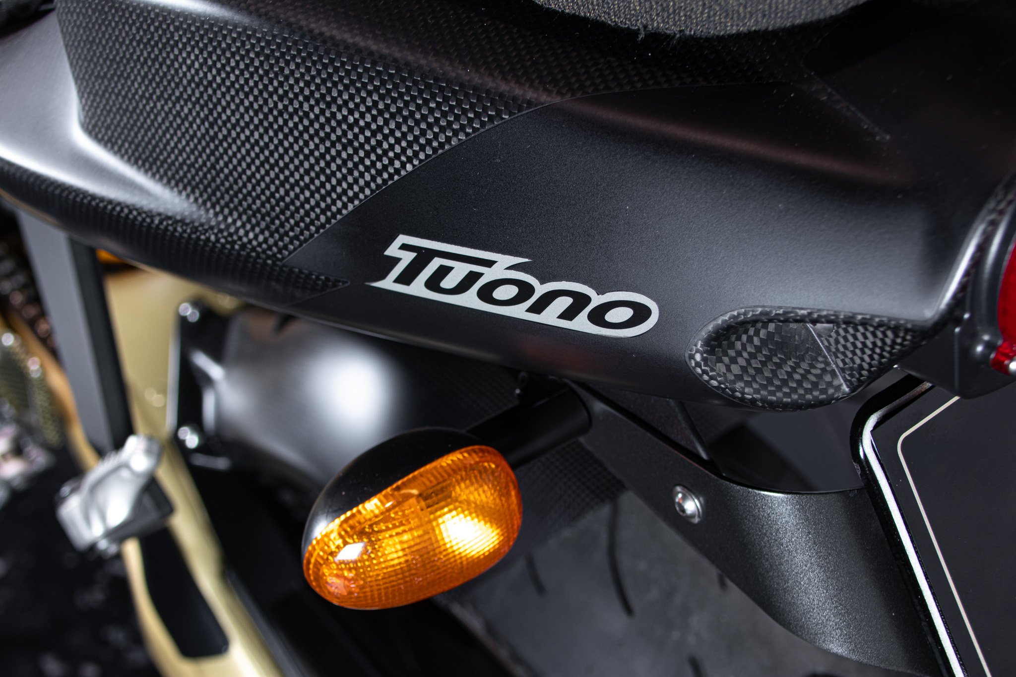 Aprilia RSV R 1000 TUONO 