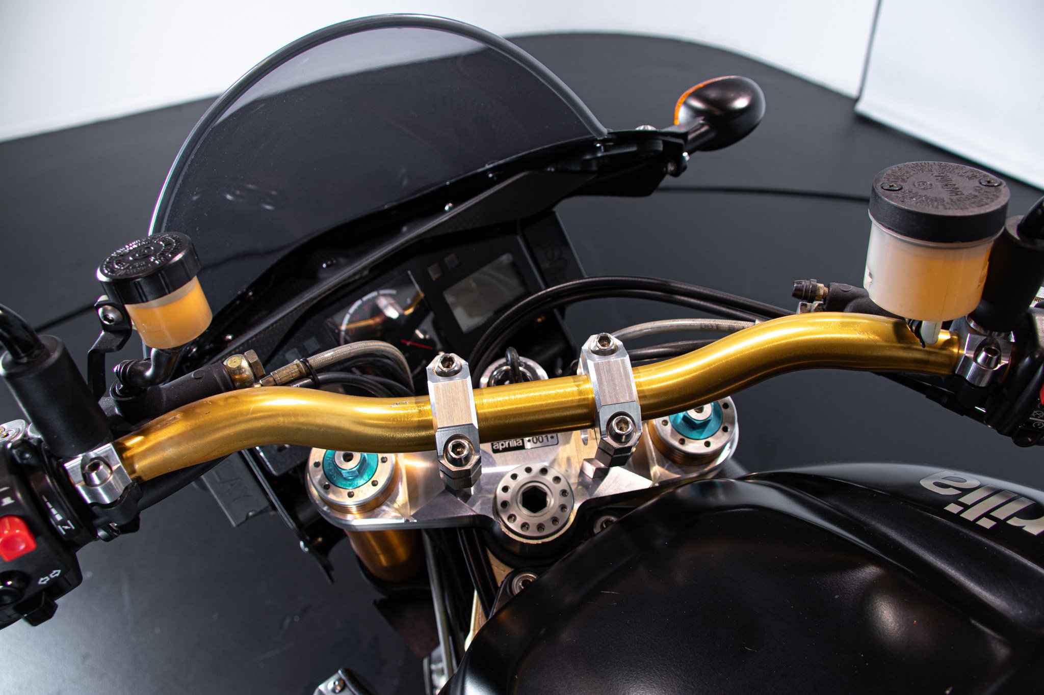 Aprilia RSV R 1000 TUONO 