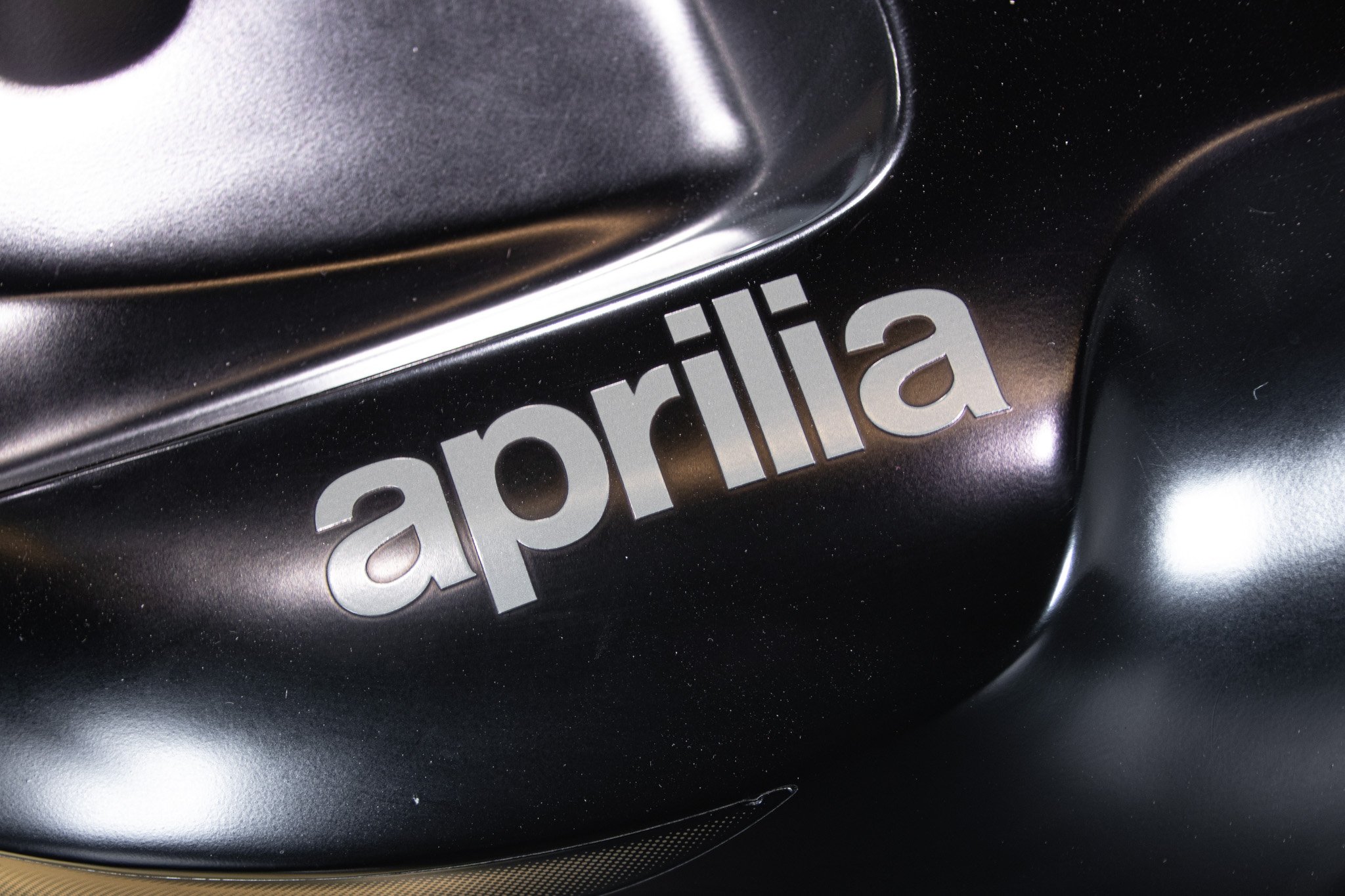 Aprilia RSV R 1000 TUONO 