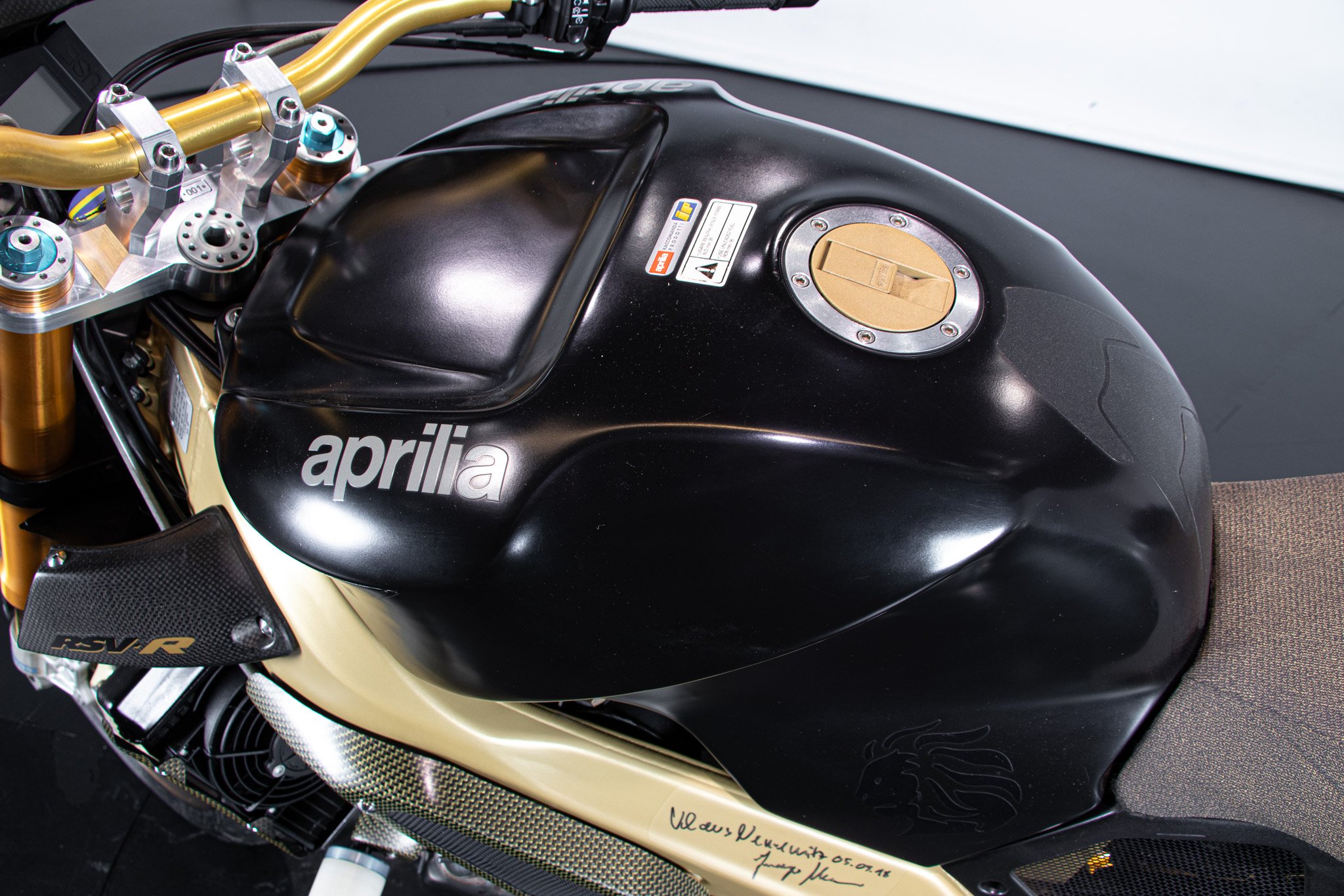Aprilia RSV R 1000 TUONO 