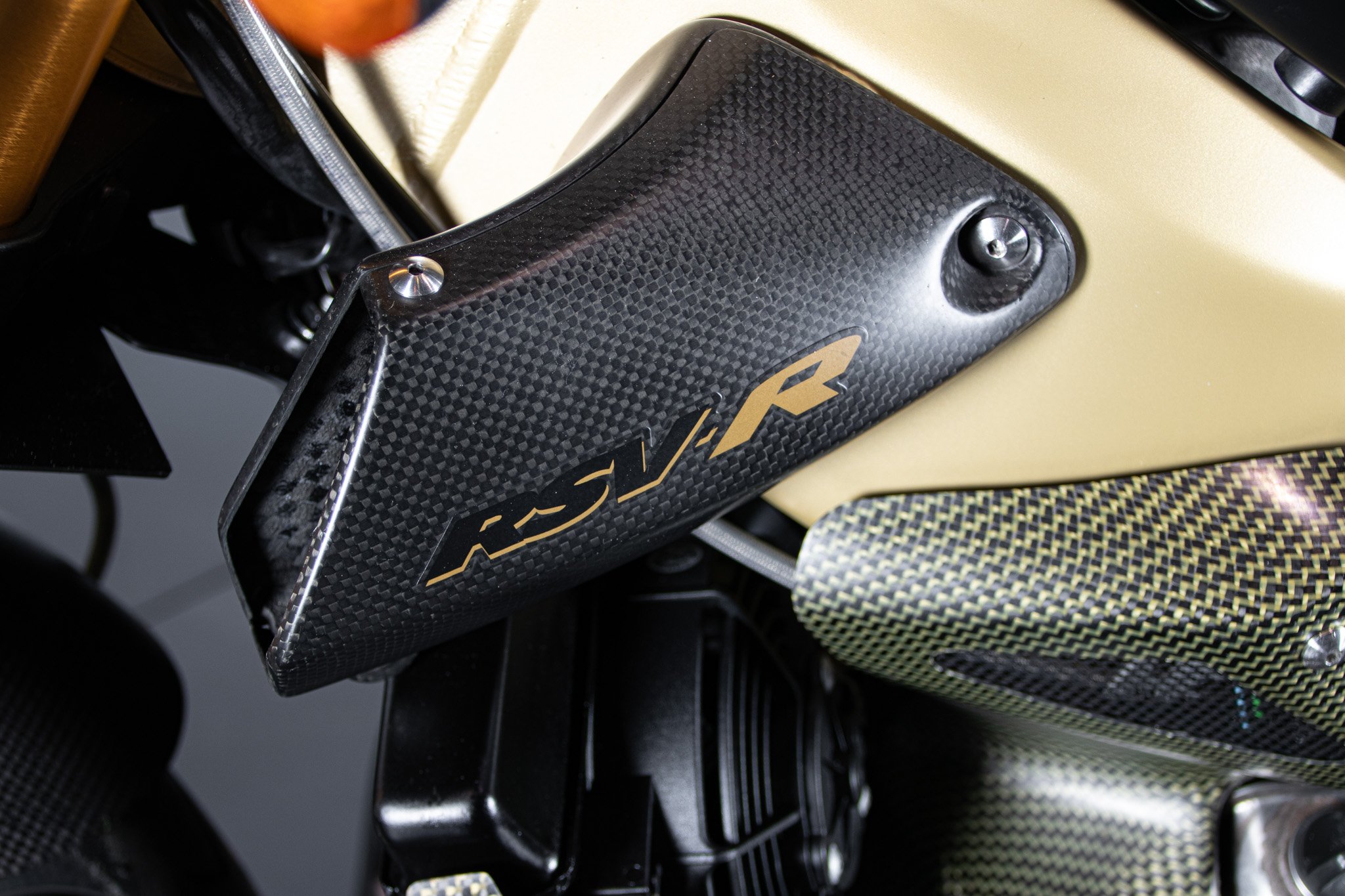 Aprilia RSV R 1000 TUONO 