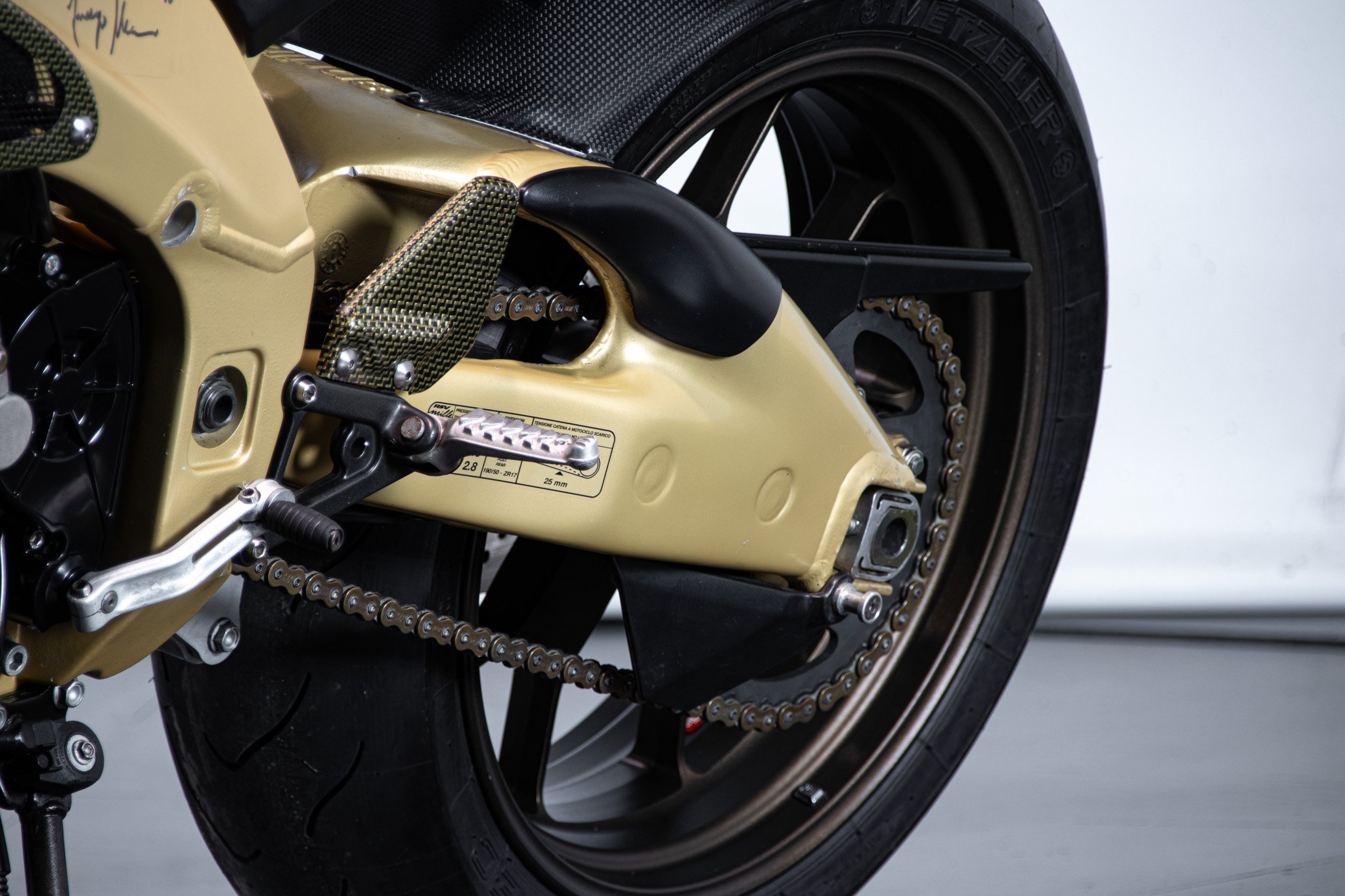 Aprilia RSV R 1000 TUONO 