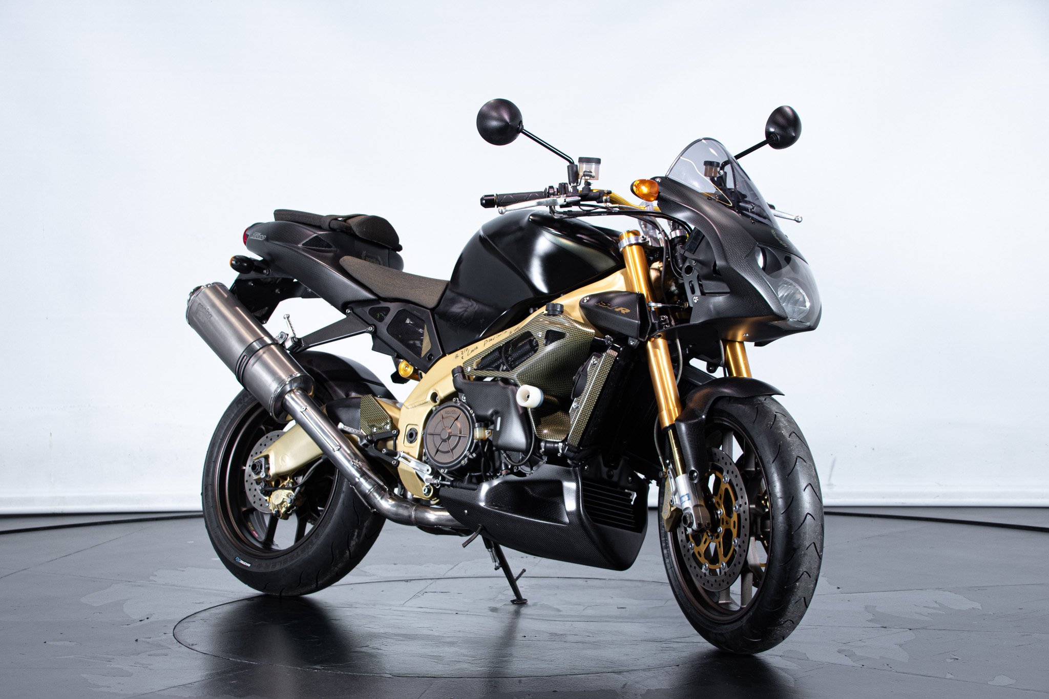 Aprilia RSV R 1000 TUONO 
