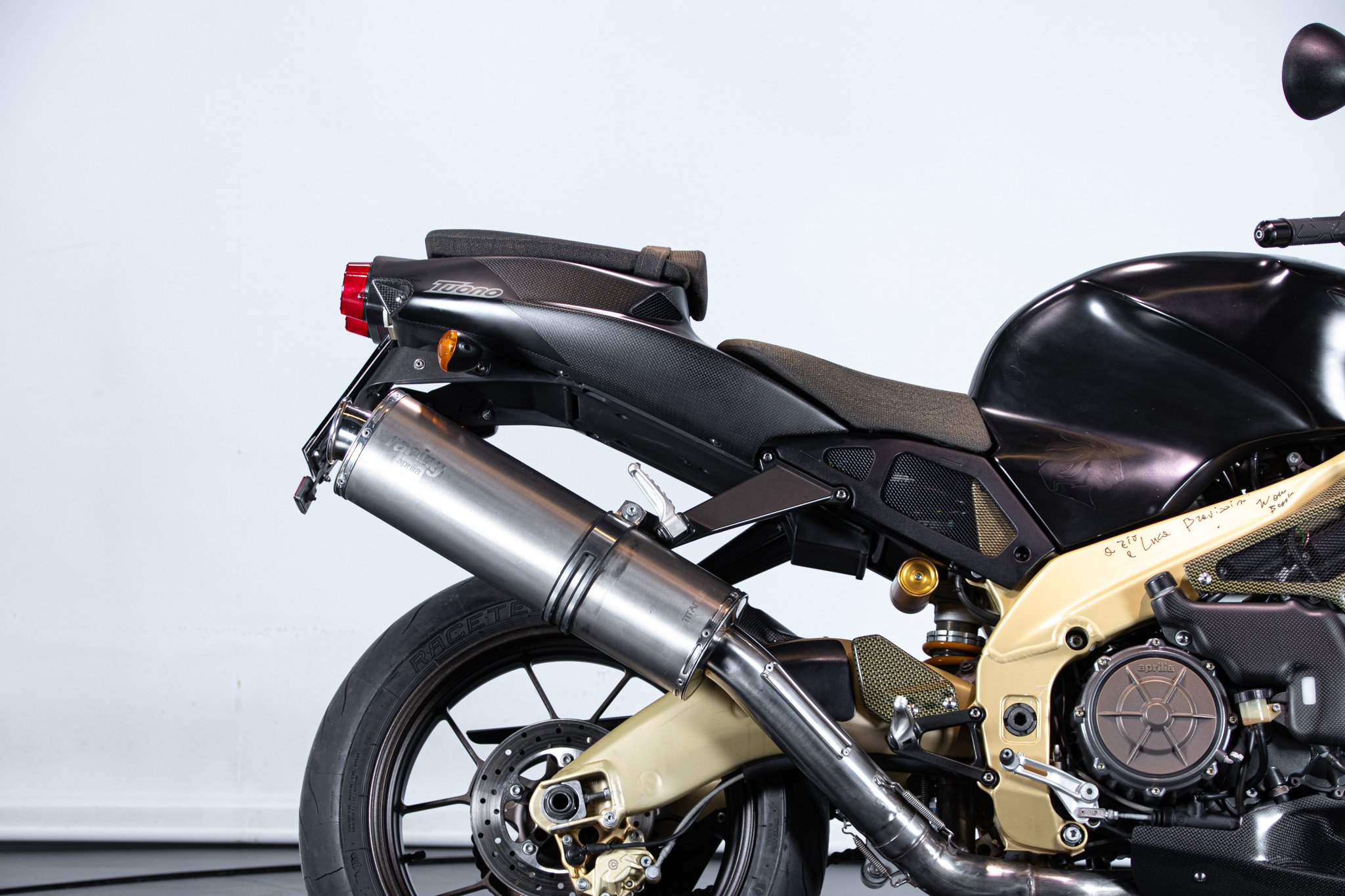 Aprilia RSV R 1000 TUONO 