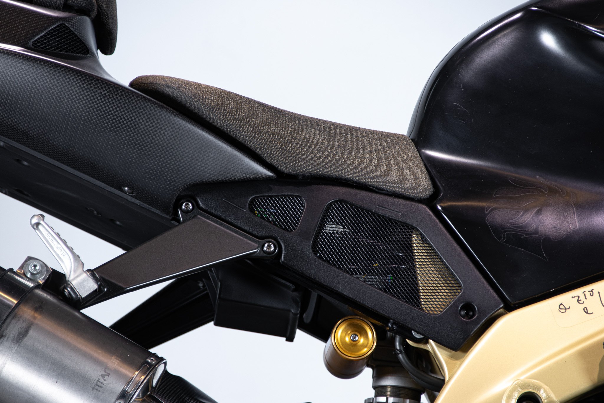 Aprilia RSV R 1000 TUONO 