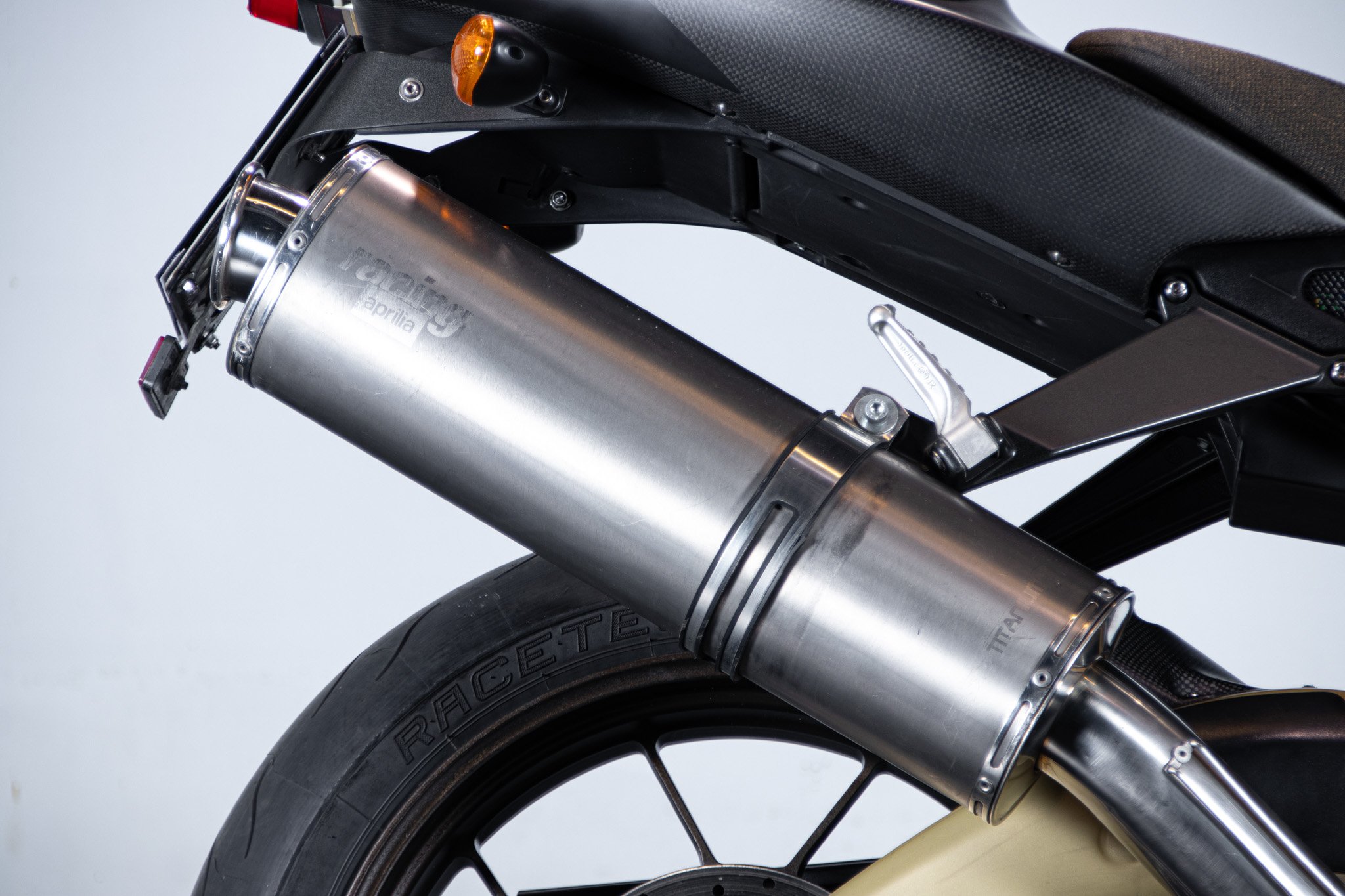 Aprilia RSV R 1000 TUONO 