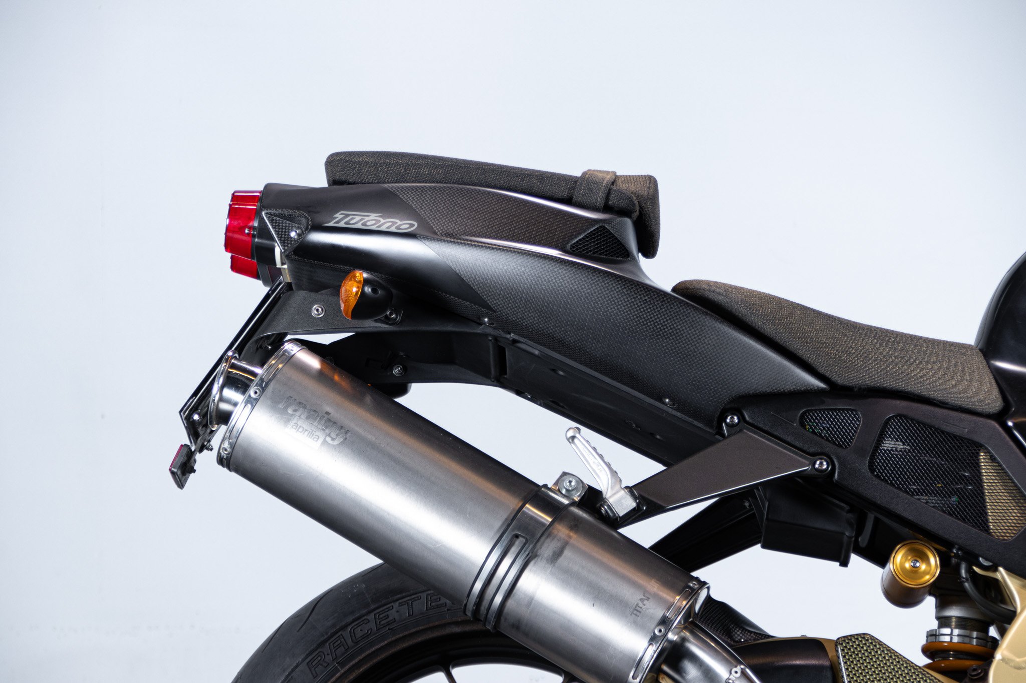 Aprilia RSV R 1000 TUONO 