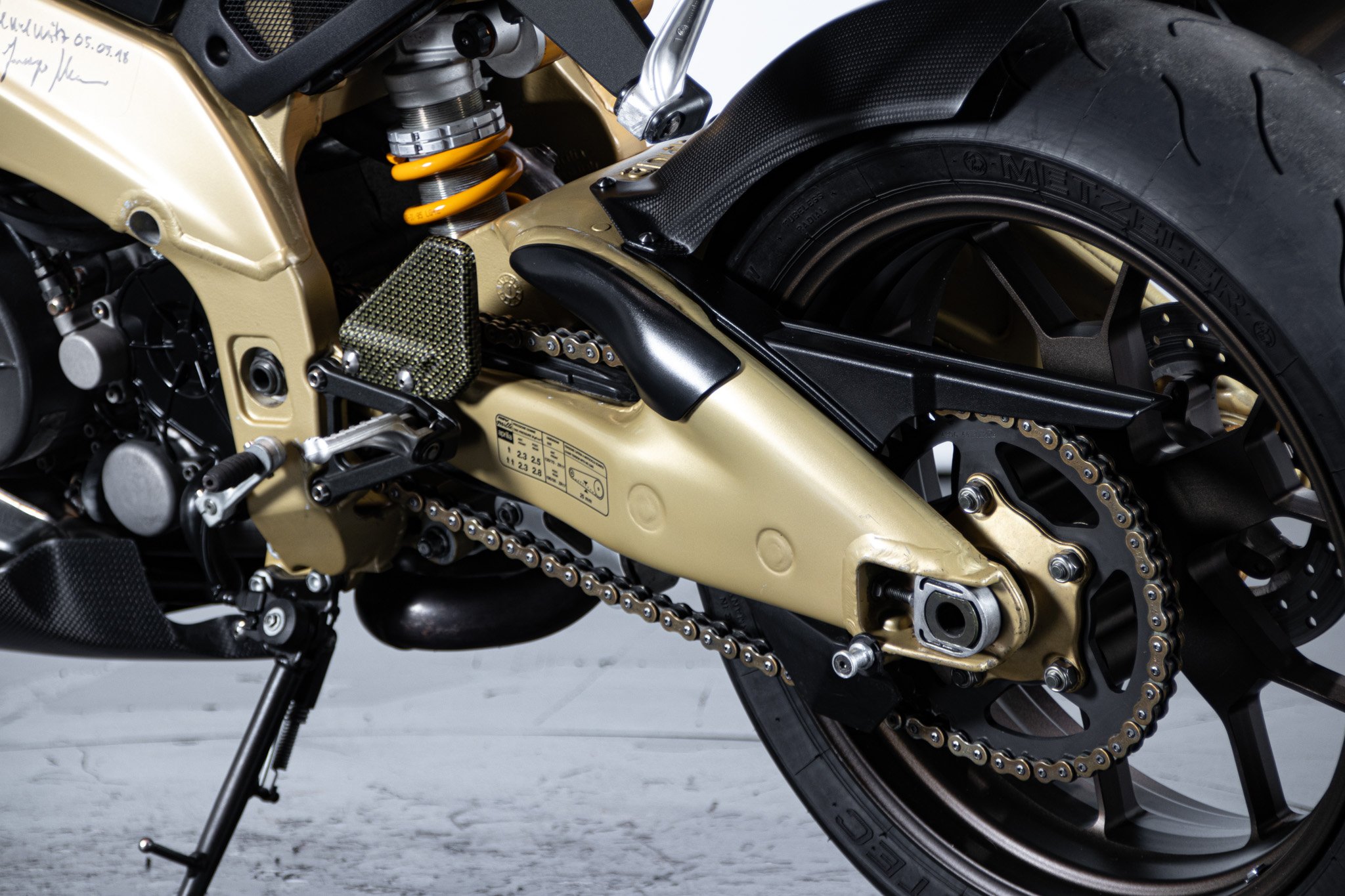 Aprilia RSV R 1000 TUONO 