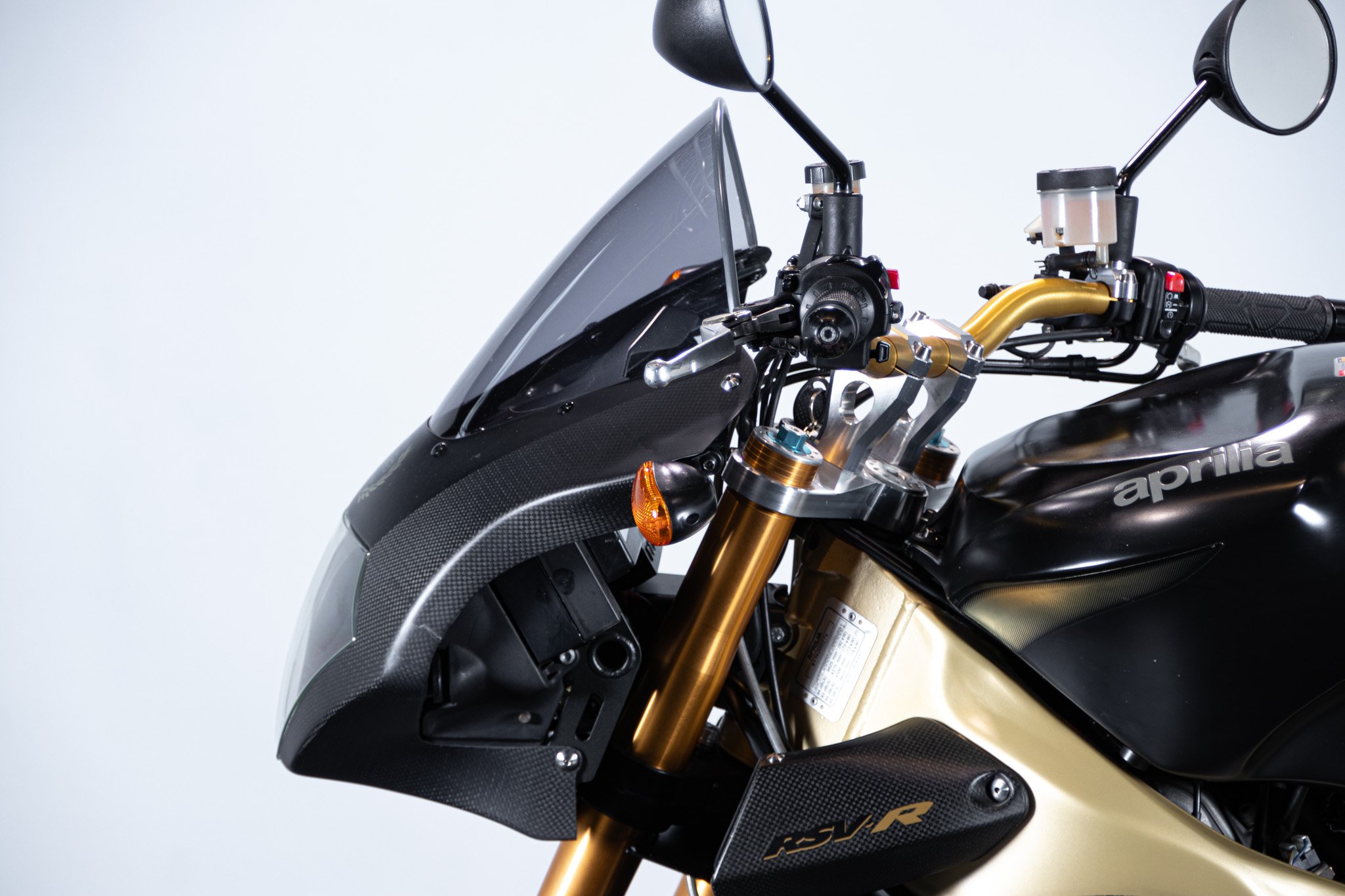 Aprilia RSV R 1000 TUONO 