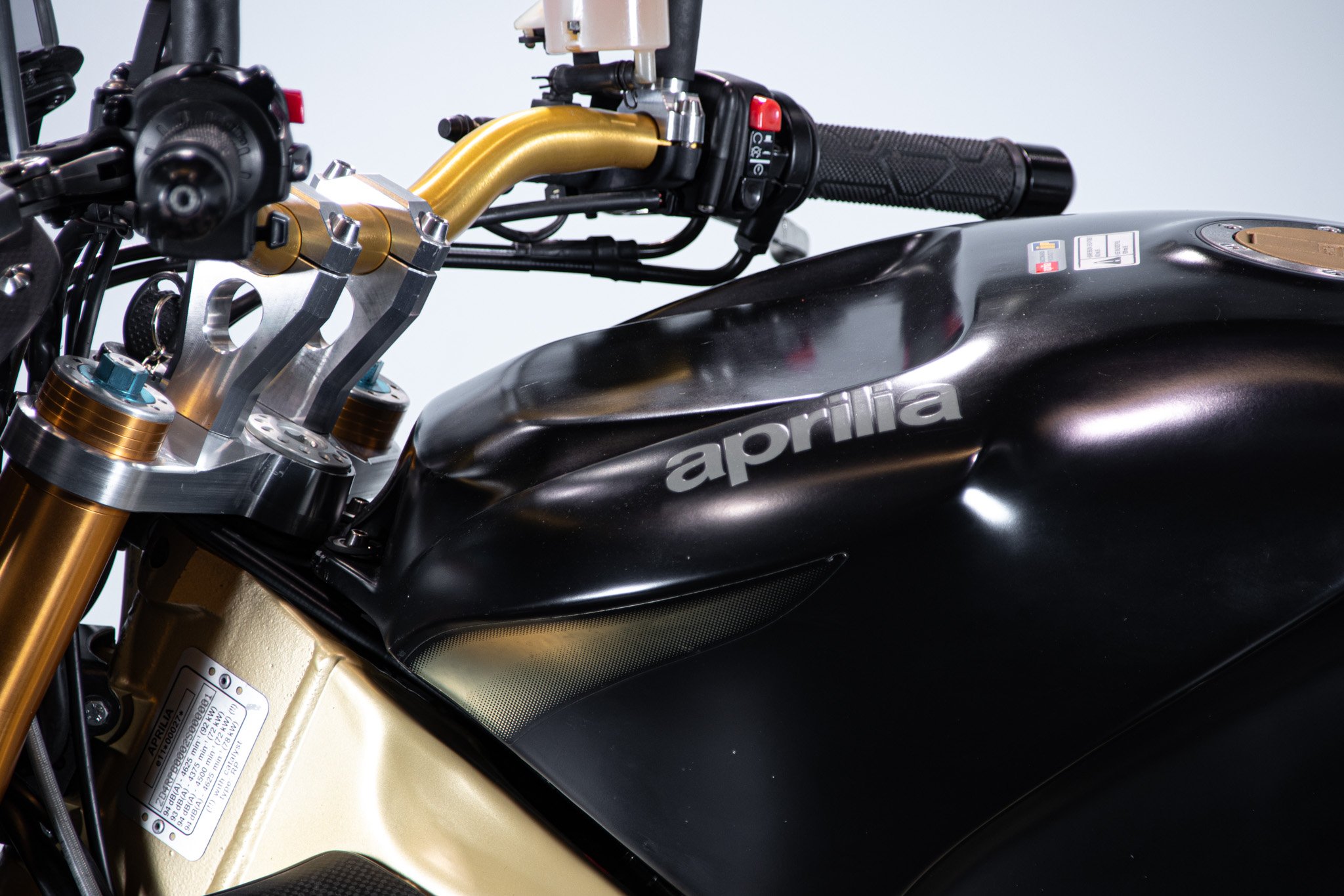 Aprilia RSV R 1000 TUONO 