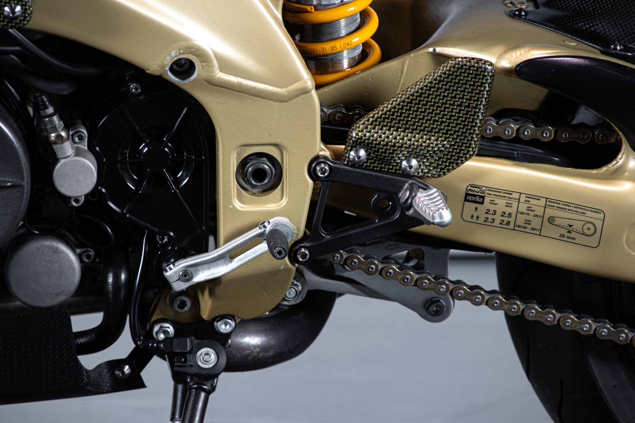 Aprilia RSV R 1000 TUONO 