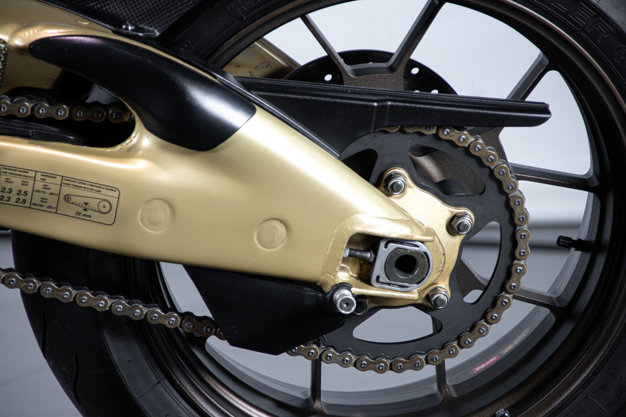 Aprilia RSV R 1000 TUONO 