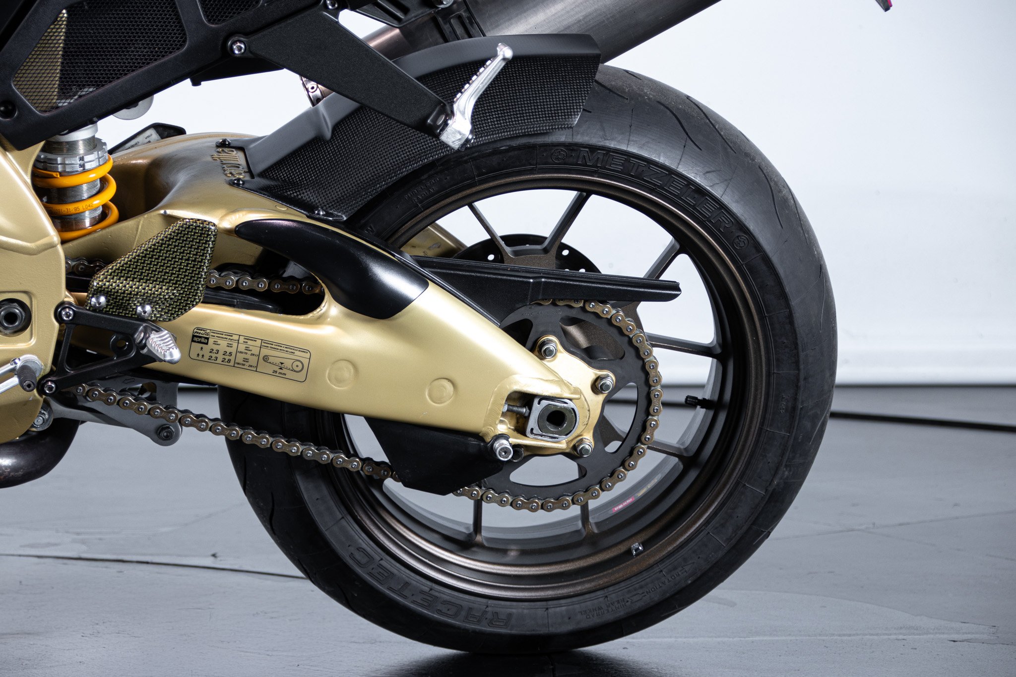 Aprilia RSV R 1000 TUONO 