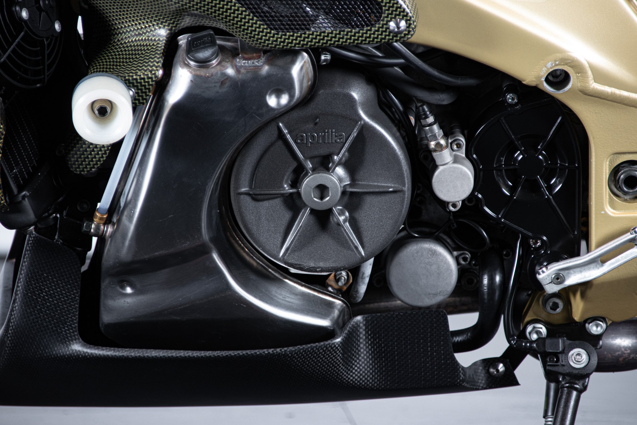 Aprilia RSV R 1000 TUONO 